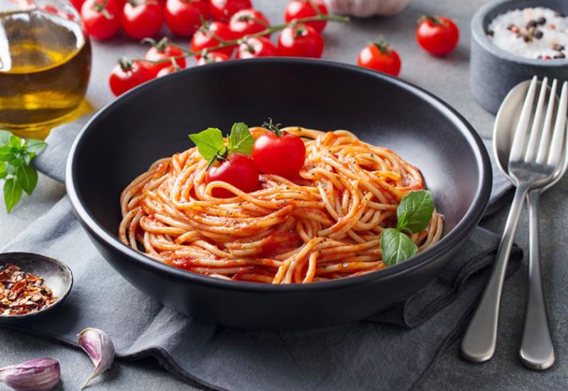 Ručak za 20 minuta: Recept za špagete s rajčicom i bosiljkom iz jednog lonca